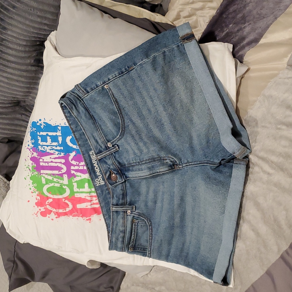 No Boundaries Denim Shorts Cuffed Hem Medium Wash Casual Everyday Size 14